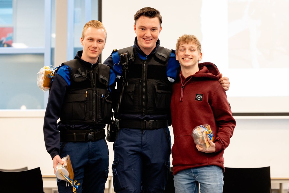 Jens, Jesse en Lars worden ingehuld bij Veiligheid & Defensie College