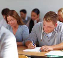 Studenten in klaslokaal doen examen